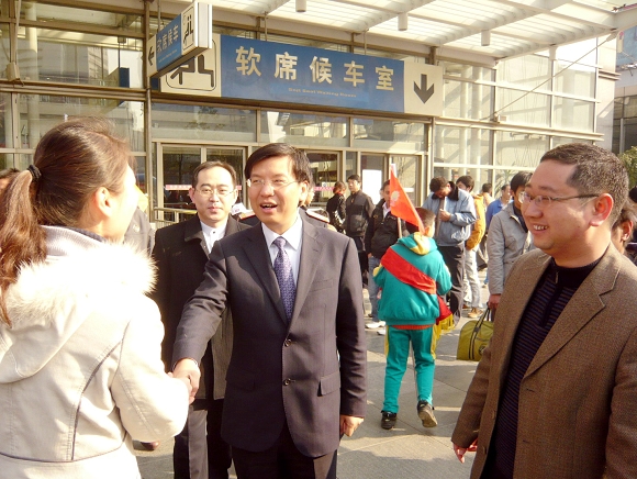 世界杯官网团委书记宋来陪同共青团上海市委副书记陈凯慰问世界杯官网志愿者